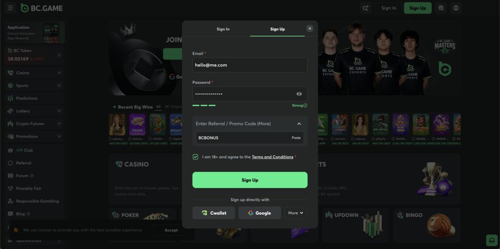 BC.Game-Startseite mit dem Anmelde-Dialog und dem Promo-Code BCBONUS während der Registrierung
